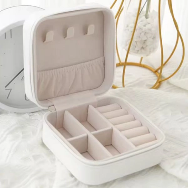 Cutie mică de bijuterii - alb